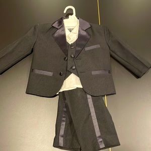 Toddler Boys Complete Tuxedo Set Size Child XL (Age 18-24 months)